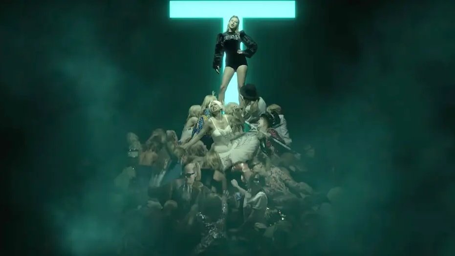 Taylor swift you made. Taylor swift you made. Счастливая тэйлор свифт поет. Тейлор свифт look what you made me do. Taylor swift look what you made me do обложка.