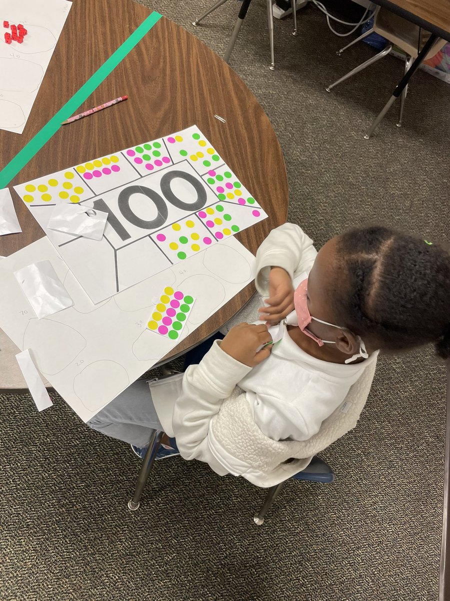 It continues... Happy 100 Day activities. @AliefISD @PetroskyPirates thank you @Pet_primarymath