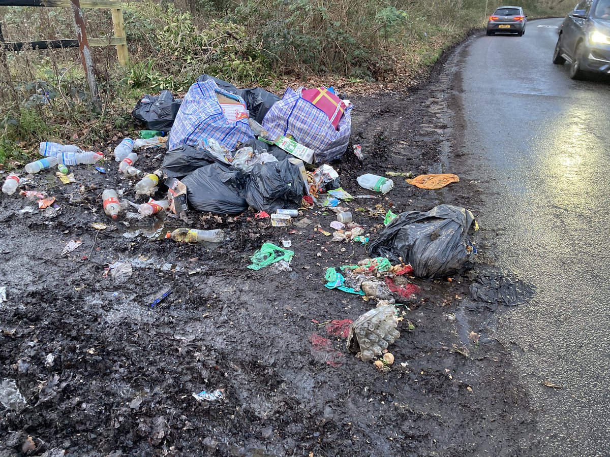 peak_phillipa's tweet photo. Thames valley council what an APPALLING job you do . Ignoring both health jazzers to people Nd animals . This rubbish has been here rotting for over a week . And to the disgusting people who did this .. too good to find bins  are you ?
Hang your heads in shame https://t.co/IAfKRsjJK4