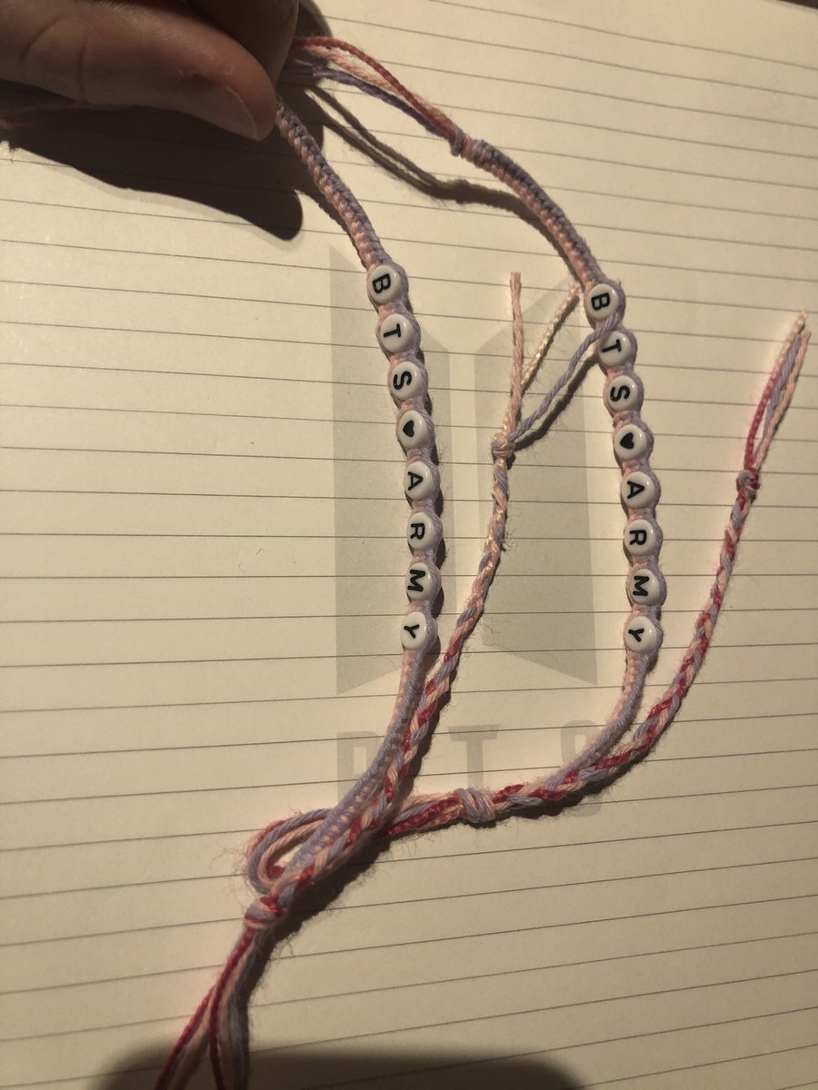 LightitupW's tweet photo. BTS💜ARMY😊💜 readyyy #smallbusinessowners #SmallBusiness #keychain #bracelets #BTS #ARMY https://t.co/t0IC3NKnch