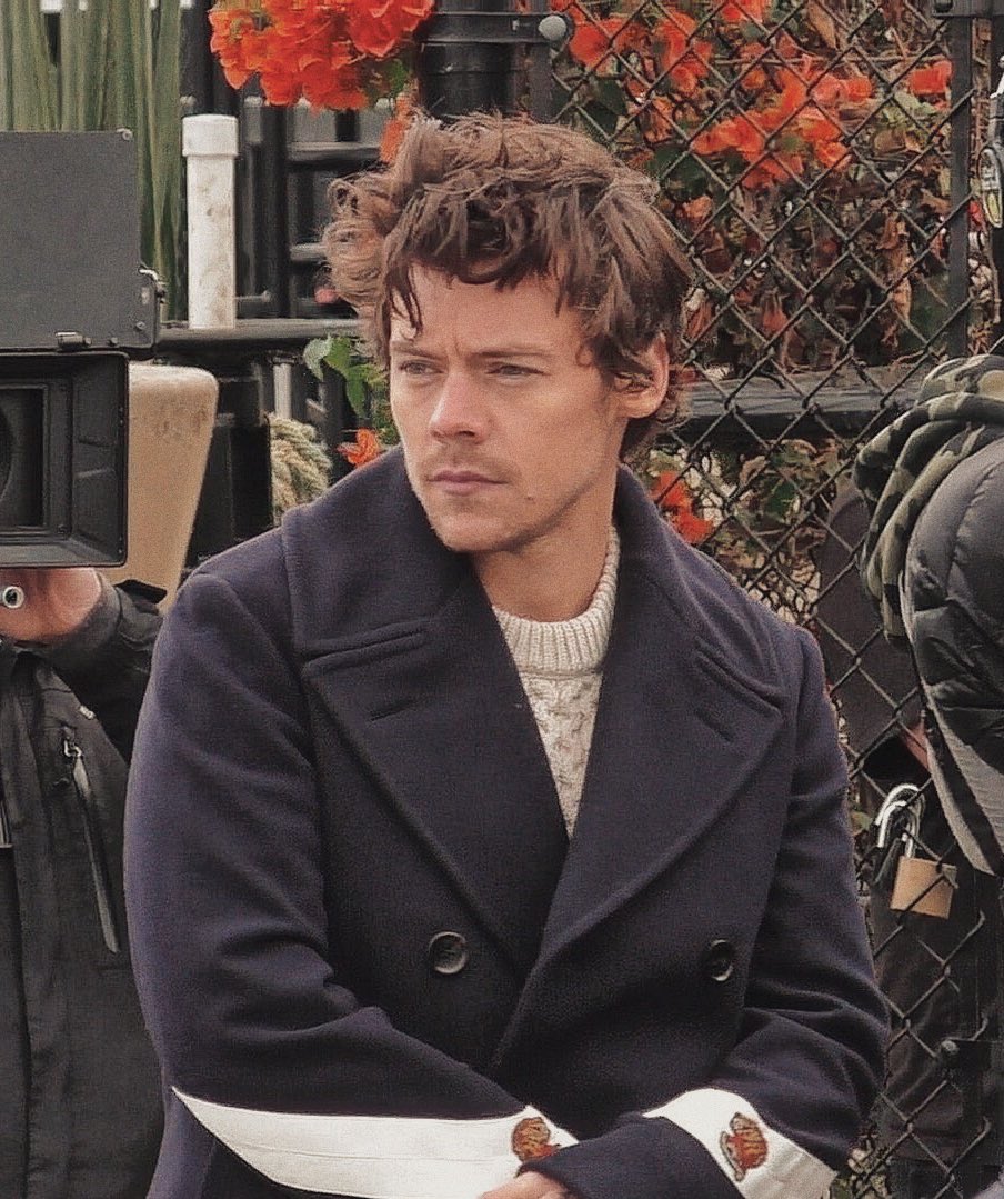 ~ harry styles looking like a daddy ; a thread ~