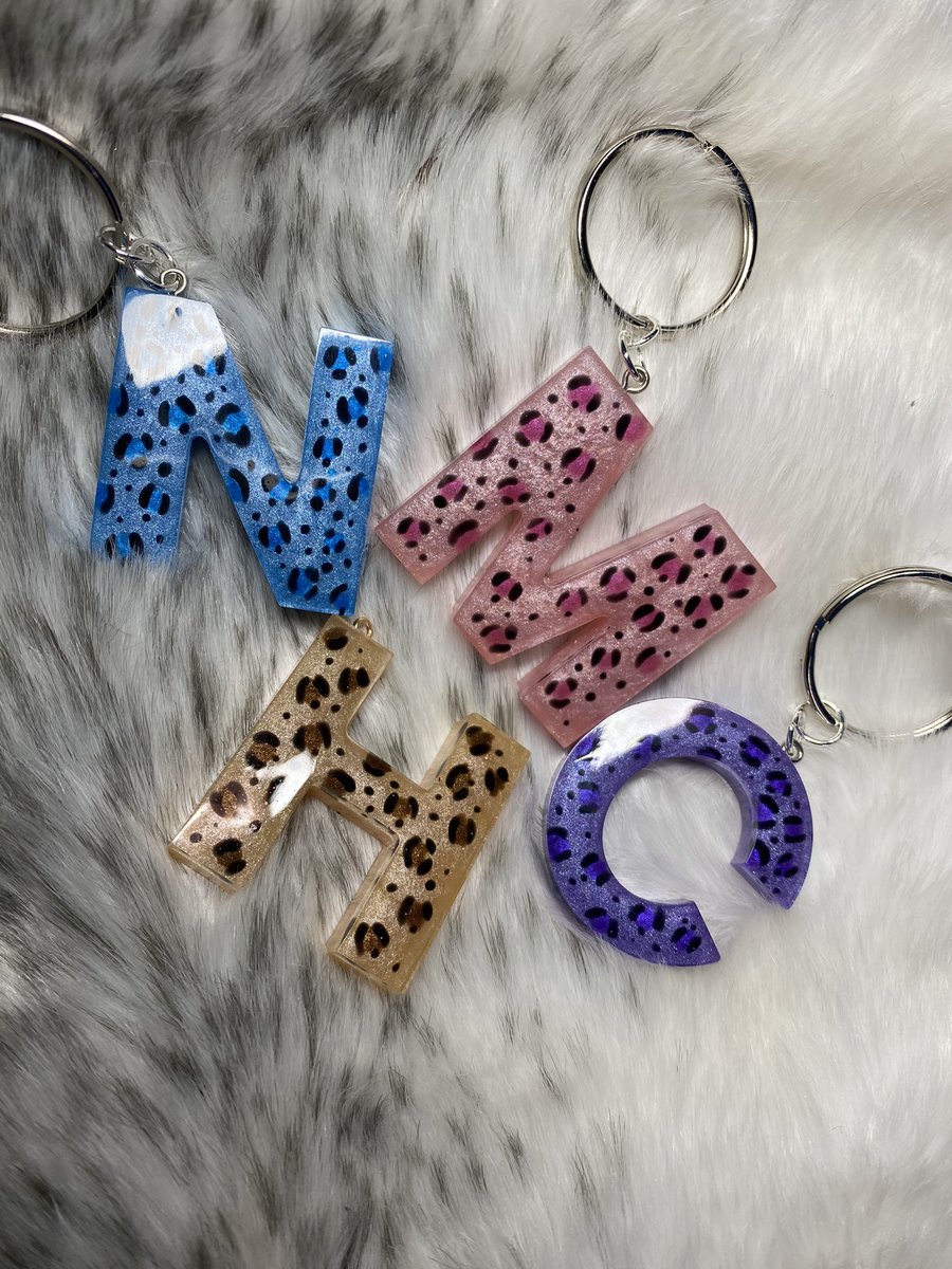 alexmackay9's tweet photo. Guys look at how pretty these leopard print letter keyrings are!!! Please follow on insta @resin.by.am_x please RT!! 💜💙💗💛 https://t.co/v4783HTMsY