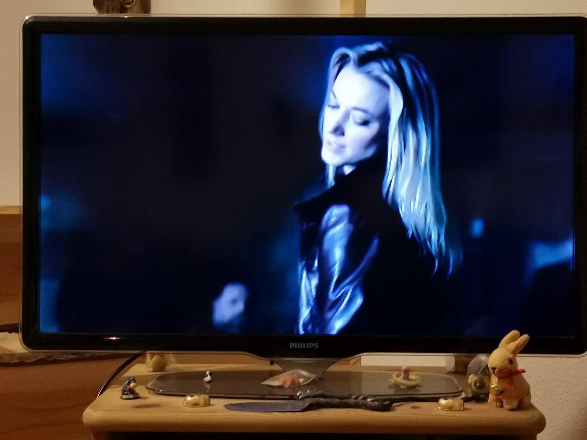 TJ_Kiwi's tweet photo. @BaronDestructo Oh boy I love this bar scene sooo much 😍. @ZoiePalmer was so badassly brilliant 💖 #TheAndroidTuesday #WeLoveDarkMatter #DarkMatterForever #DarkMatterFamily #TheRazaTuesday #DarkMatterIsARealFanThing 💖 https://t.co/u4LDWt9O0P