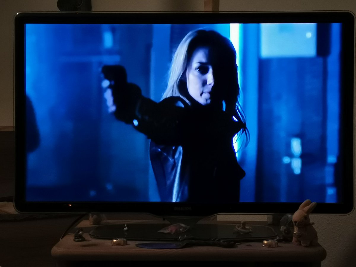 TJ_Kiwi's tweet photo. @BaronDestructo Oh boy I love this bar scene sooo much 😍. @ZoiePalmer was so badassly brilliant 💖 #TheAndroidTuesday #WeLoveDarkMatter #DarkMatterForever #DarkMatterFamily #TheRazaTuesday #DarkMatterIsARealFanThing 💖 https://t.co/u4LDWt9O0P