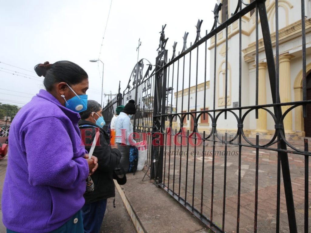 diarioelheraldo's tweet photo. Debido a la pandemia del coronavirus, desde el lunes y hasta el jueves, permanecerá cerrado el acceso al santuario...
Fotos: David Romero | EL HERALDO
#honduras #Tegucigalpa #VirgendeSuyapa #basilica #hermita https://t.co/lbC03NW2UX