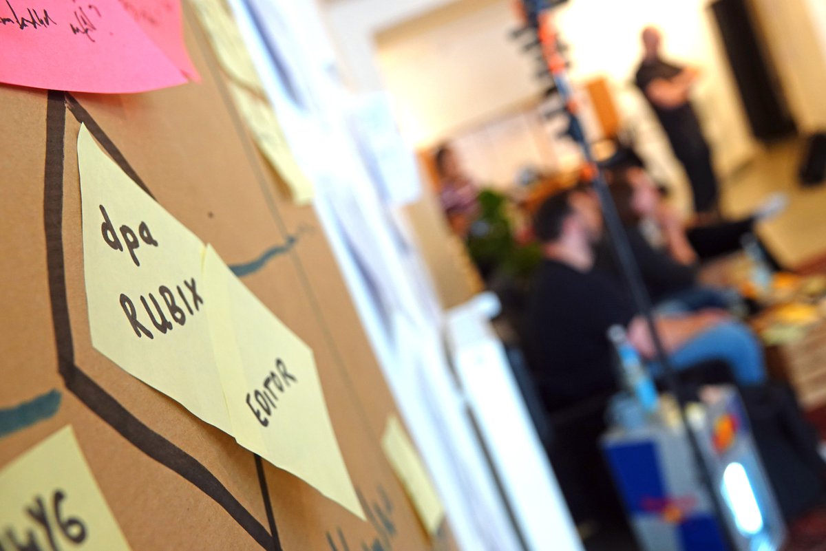 Wer will mit uns an Tools für Journalismus der Zukunft arbeiten? Wir suchen bei der <a href="/dpa/">dpa</a> IT 2 Devs für unser Rubix-Team. Schon dabei sind <a href="/mahesi/">Marc Siewert</a> <a href="/lorenzk/">Lorenz Kitzmann</a> <a href="/maximahls_/">Juliane</a> <a href="/kliklamala/">Marco Ladermann</a> Jens Gerdes, Laura Perilla Rodríguez, Christian Franke. <a href="/cscscscscs/">Caren Siebold</a> sowieso.