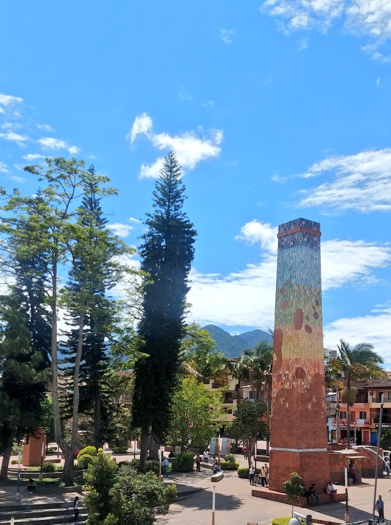 La Torre bicentenaria y el cerro Bonifacio en el corazón de El Carmen de Viboral.