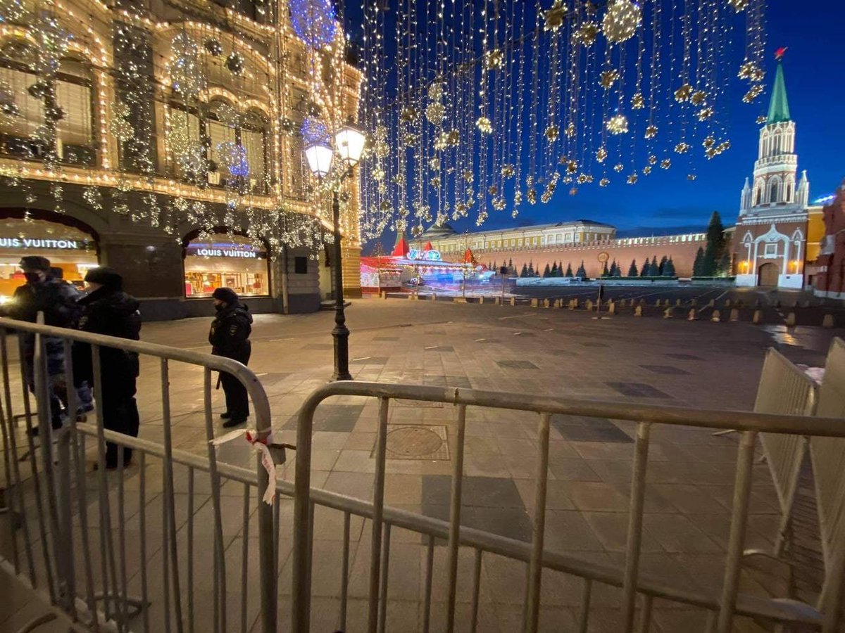 Почему не закрыли москву. Охотный ряд красная площадь. Ленин на красной площади в мавзолее. Почему не закрыли москву. Почему не закрыли москву.