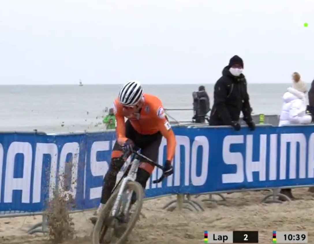 Lap 2. MVDP and WVA are still together on the boulevard. In the second beach section MVDP has to dismount in the sand for the only time in the race (52.9). WVA takes a gap and rides his best bridge time of the race (21.1). MVDP also sets his fastest bridge time (20.9).