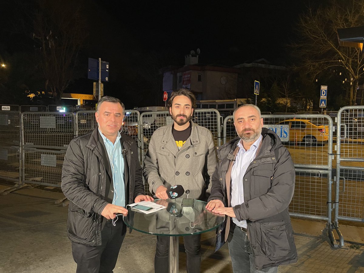 KRT’de ‘Şimdiki Zaman’ programındayız. Boğaziçi Üniversitesi önünden yayındayız ⁦<a href="/barisyarkadas/">Barış Yarkadaş</a>⁩ ⁦<a href="/gurkanhacir/">gürkan hacır</a>⁩ ⁦@ugurdundarsozcu⁩ ⁦<a href="/ElfinTataroglu/">ElfinTataroğlu</a>⁩ ⁦@krtkulturtv⁩