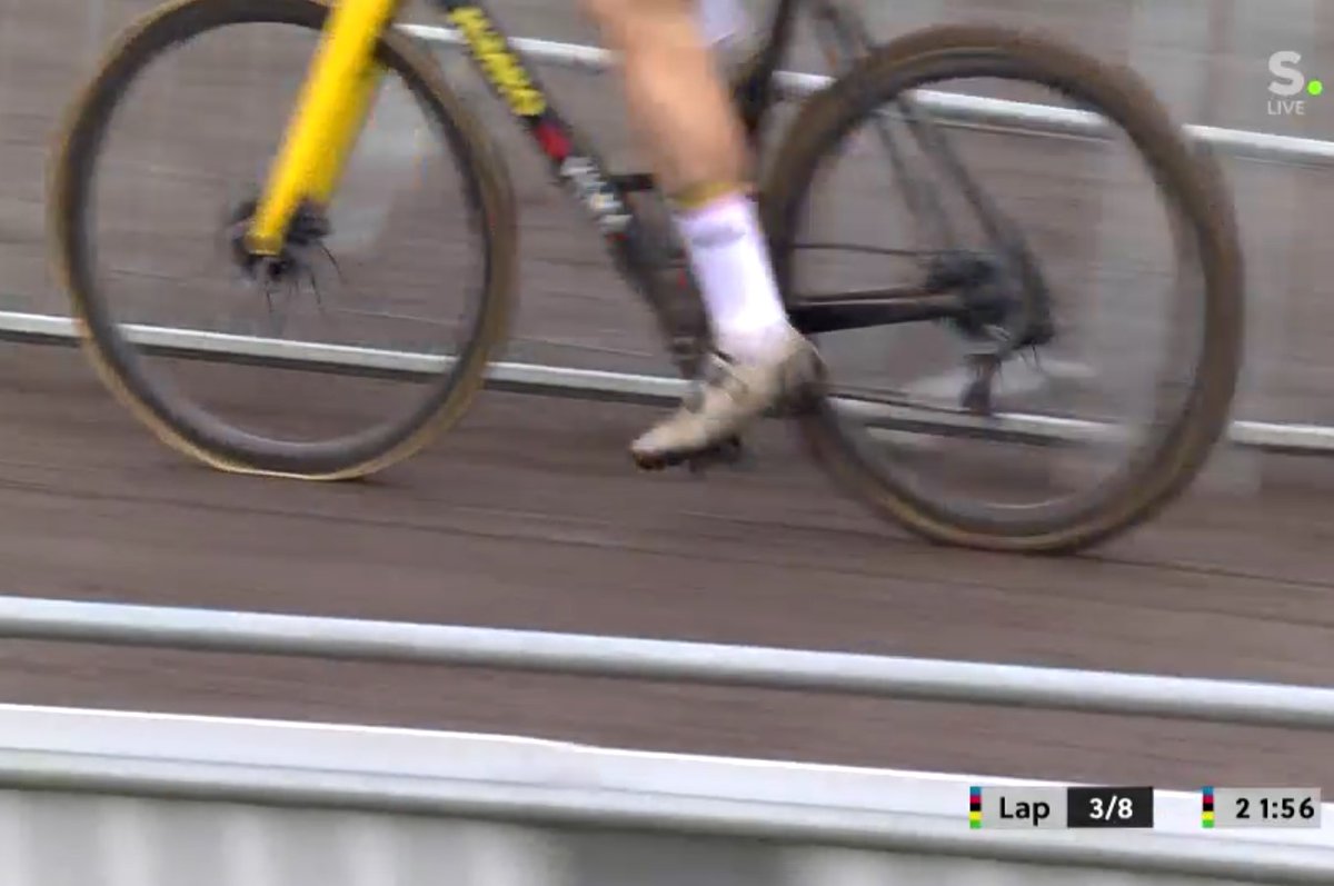 Mathieu changes in pit 2, and even sets the fastest lap time of the race with 7:11! After a strong beach and bridge section he also rides his fastest time on the technical part. Wout punctures in lap 3, rides 7:30 and passes the finish 4 seconds behind MVDP, on a flat tire.