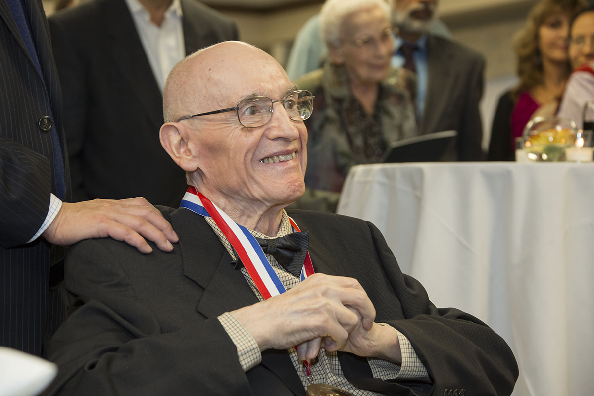 UofIllinois's tweet photo. #ILLINOIS professor &amp; inventor Nick Holonyak Jr. has been awarded the 2021 Queen Elizabeth Prize for engineering.

He was honored for the development of the first practical visible-spectrum LED, now used in light bulbs, device displays &amp; lasers worldwide. https://t.co/xXU8dCY1Zu https://t.co/ISs1xSsweM