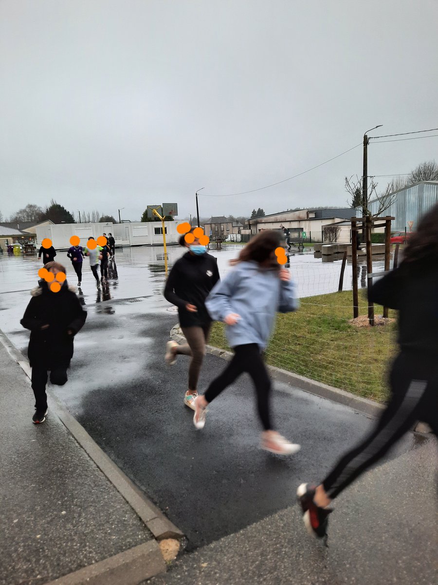 LouisMerle79's tweet photo. Super 2e journée #SOP2021 pour les 4e-3e! 
Ateliers nutrition, relations sport/santé, risques du dopage le matin+EPS sous la 🌧️+métiers du sport l'après-midi 
➡️ fin de journée travail sur #folios+ reportage TV
=1 bonne journée😊
🙏aux intervenants #CDOS79
@acpoitiers @DSDEN79 https://t.co/g7RP63aVDq