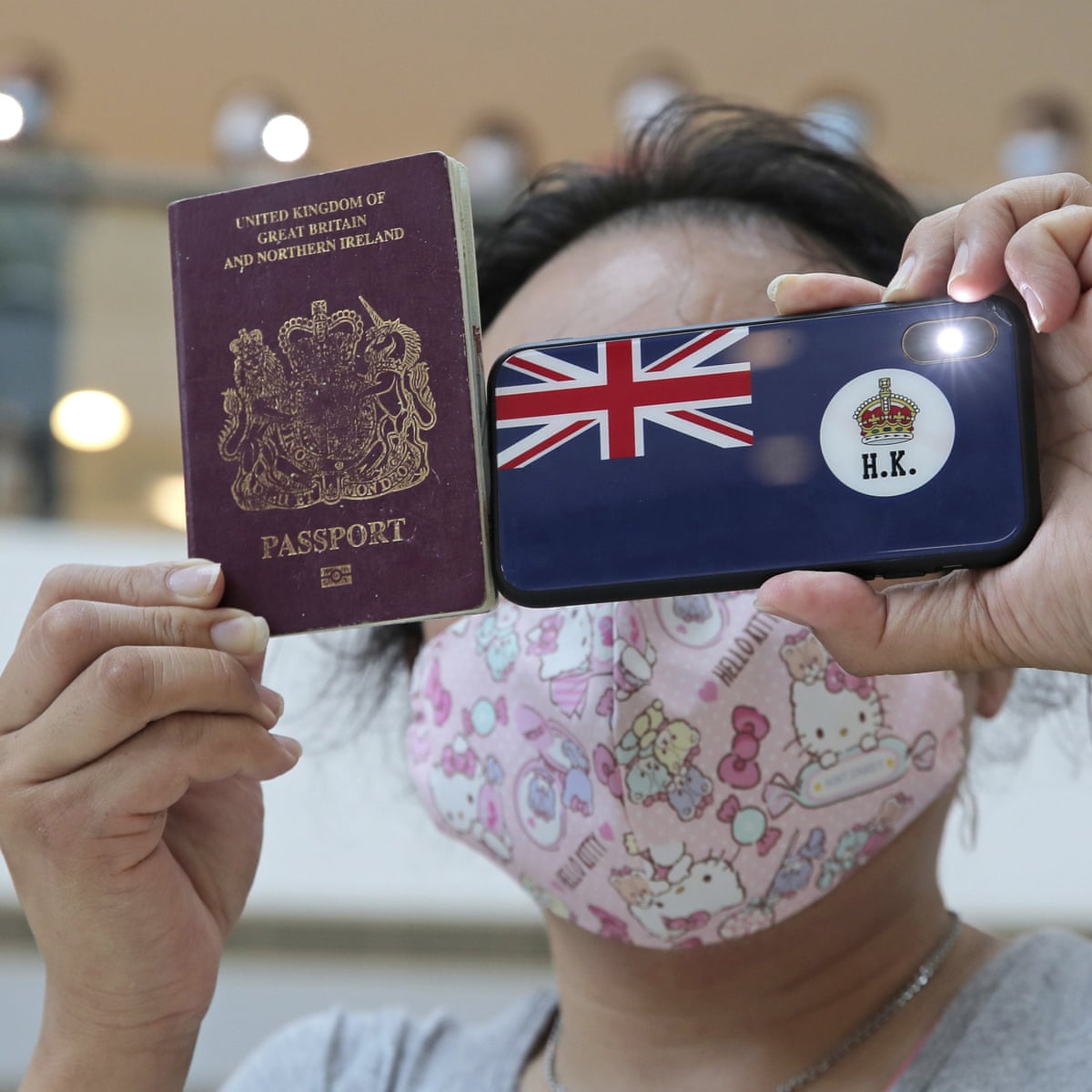 NewscastGlobal's tweet photo. #UKGovernment has announced the implementation of 'Citizenship Visa' scheme for citizens seeking to leave #HongKong &amp; settle in the UK.
Startled by this decision, China has announced that #BritishPassports won't be valid for Hong Kongers.
https://t.co/8ADC5sBlZh https://t.co/omfDavwofs