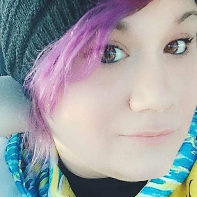 MiseryYouCrave8's tweet photo. Haven't been on here in forever!! Thought I'd come back and grace everyone with my lovely face! 😁😊

#MomOver30 #GreatLife #PurpleHairDontCare https://t.co/VcV7S8K7aE
