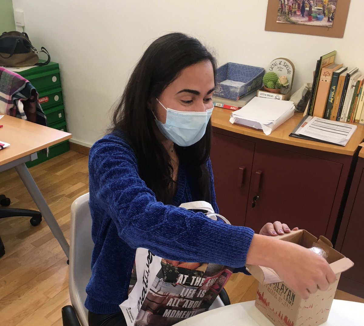 babelpde's tweet photo. Acomiadant-nos de la nostra companya Carla, treballadora social que ha format part de l'equip durant l'últim any.
En nom de totes les persones que formem Babel: GRÀCIES, per l'eficàcia en el teu treball, i el carinyo en el teu tracte.🧡 https://t.co/L0RaqE9Ndq
