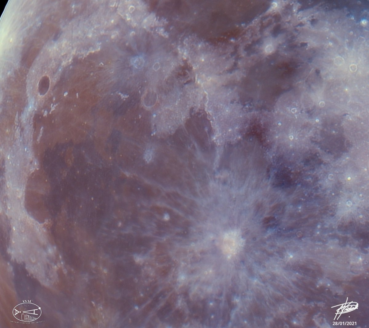albertovidalp's tweet photo. La zona del Mare #Imbrium de la #Luna es probablemente mi favorita, con los impresionantes cráteres #Plato o #Copernico, las zonas montañosas #Alpes, #Caucasus, #Apeninus... Y si apretamos el color el espectáculo es aún mayor, con #Aristillus destacando  azulado  sobre el marrón https://t.co/fv4jBADB7C