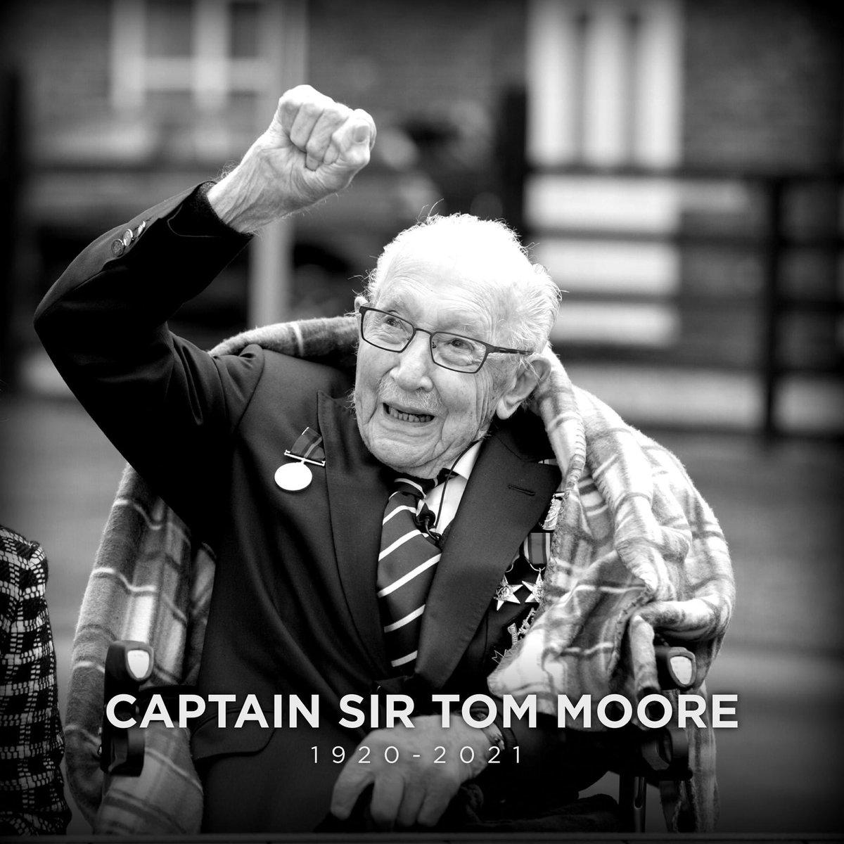 TSBentinck's tweet photo. Stand easy Sir, your watch is over. Fair winds and calm seas. 

#CaptainTomMoore #WeWillRemember 🌺 https://t.co/6WO4PFe0UI