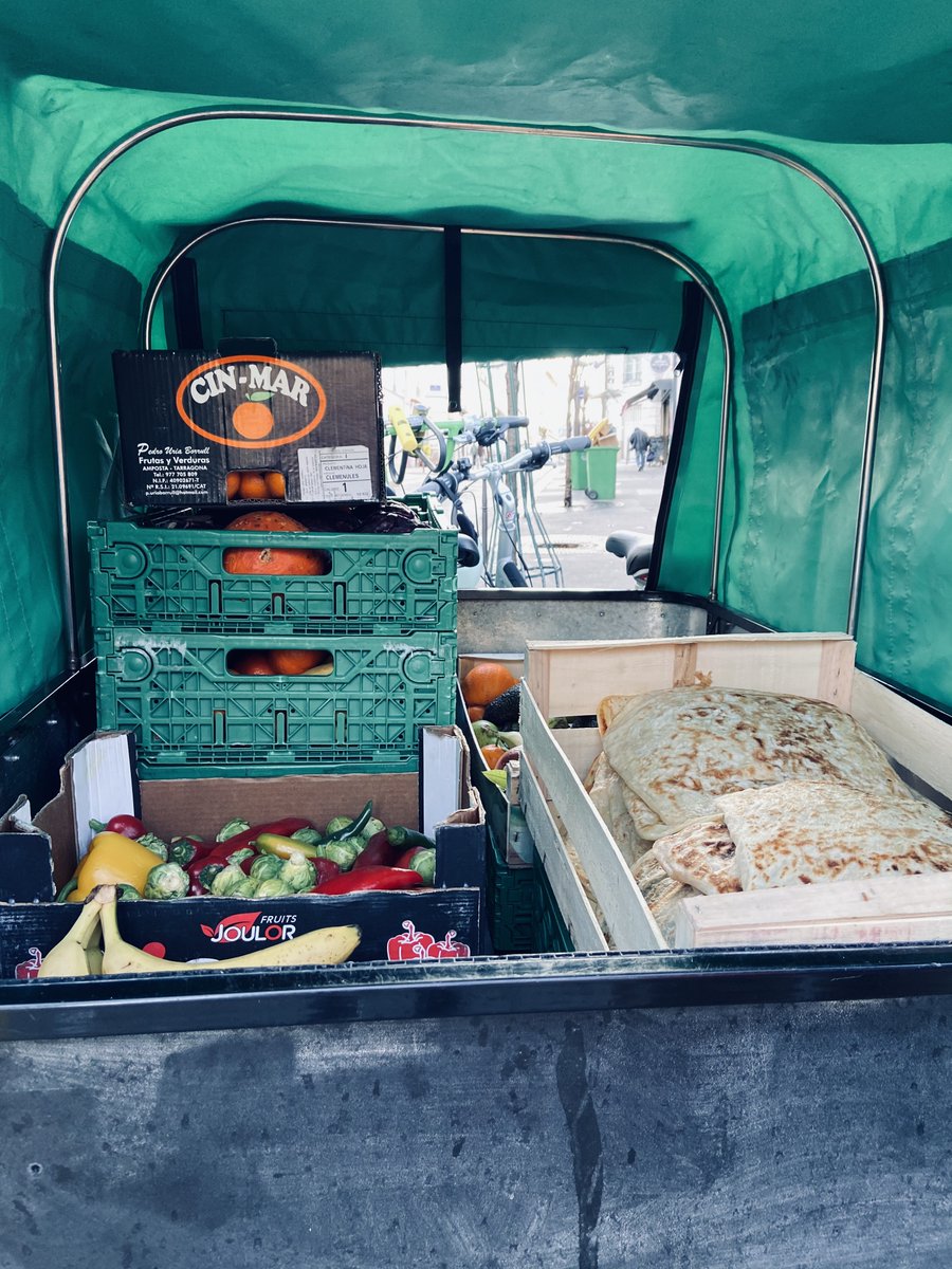 Aujourd'hui nous sommes allés pour la première fois sur le marché Auguste-Blanqui, <a href="/mairiedu13/">Mairie du 13e</a>.
Après quelques beaux sourires masqués, nous repartons cagettes chargées 🥬😀