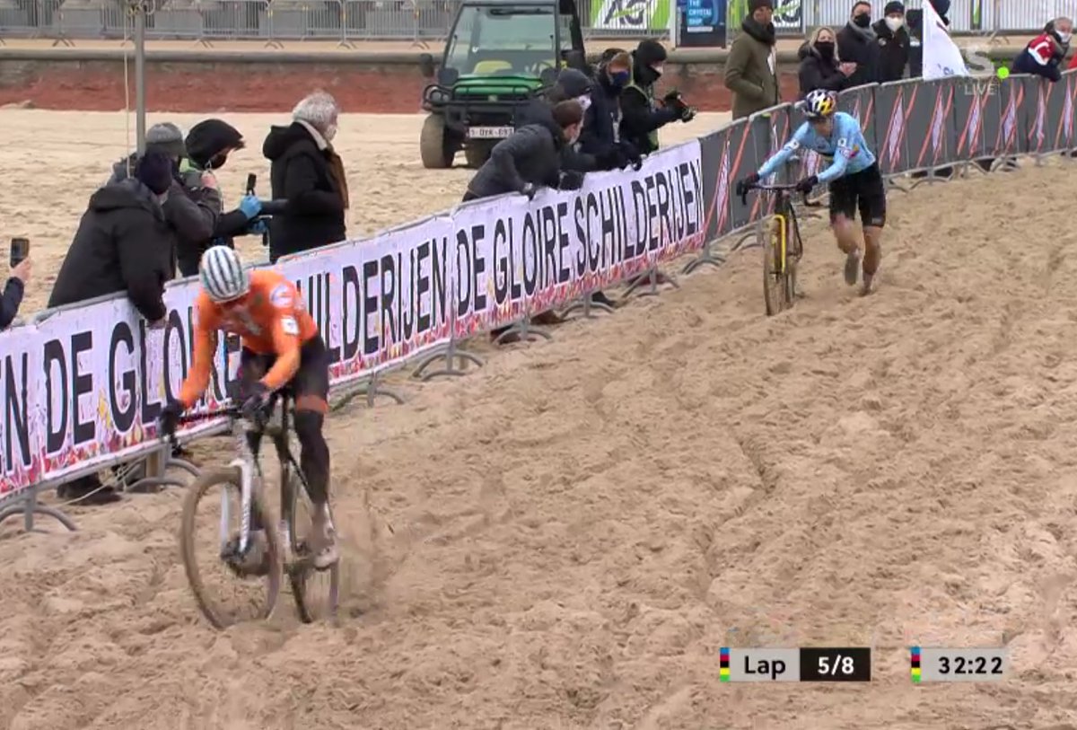 Halfway. Van Aert is 8 seconds behind when lap 5 begins. A decisive lap. On the first beach section (77.8) he reduces the gap to 5 seconds and can almost touch MVDP. But in the second section he has to dismount twice and has his worst sand passage of the race (54.7).