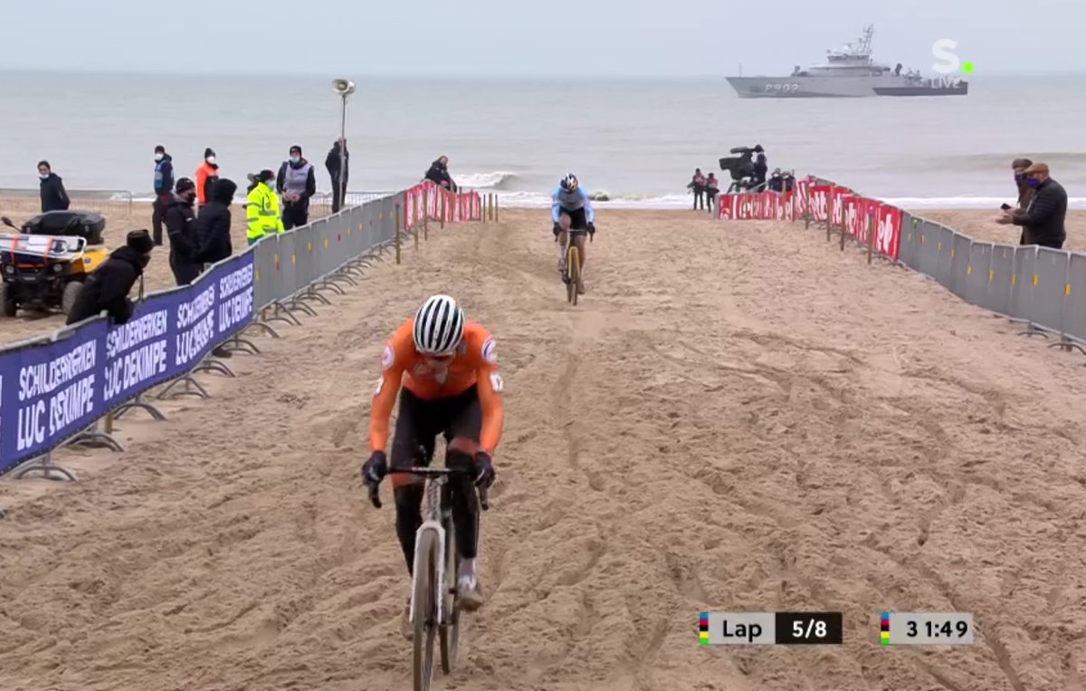 Halfway. Van Aert is 8 seconds behind when lap 5 begins. A decisive lap. On the first beach section (77.8) he reduces the gap to 5 seconds and can almost touch MVDP. But in the second section he has to dismount twice and has his worst sand passage of the race (54.7).