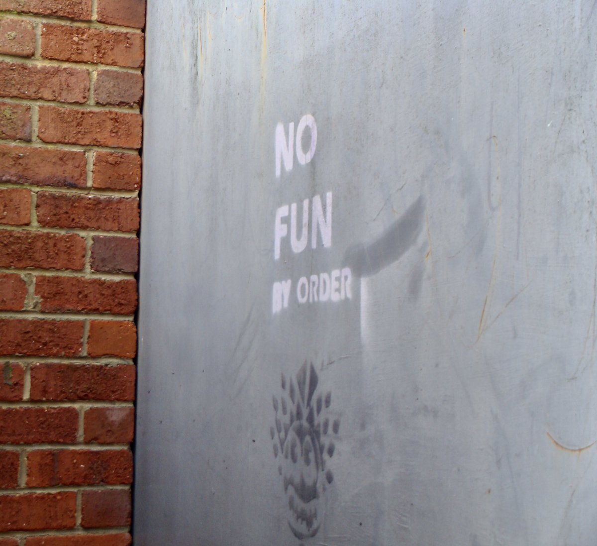 I set off up Westgate Road to the Summerhill Square area. The houses are so beautiful. A house on Westgate Rd, houses on Westgate Hill Terrace and a sign on a gate reflecting current times.  @Old_LowLight  @PJDThomas  @KerryAtkin1