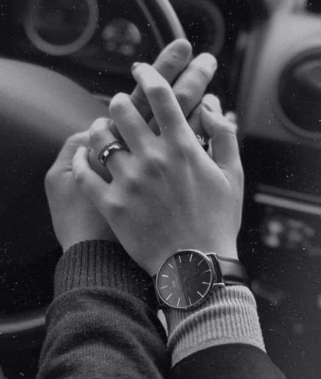 يا ساقي الحب❤️
 صب العشق في كأسي
 فأني قد غرمت بها
 من قدمي الي رأسي 
وقد سباني الشوق
 فملك كل احساسي
 أيا ساقي بكأس العشق
 ارحم لا تكن قاسي
 الم تعلم بان الحب 
يسرق كل أنفاسي ....😍
