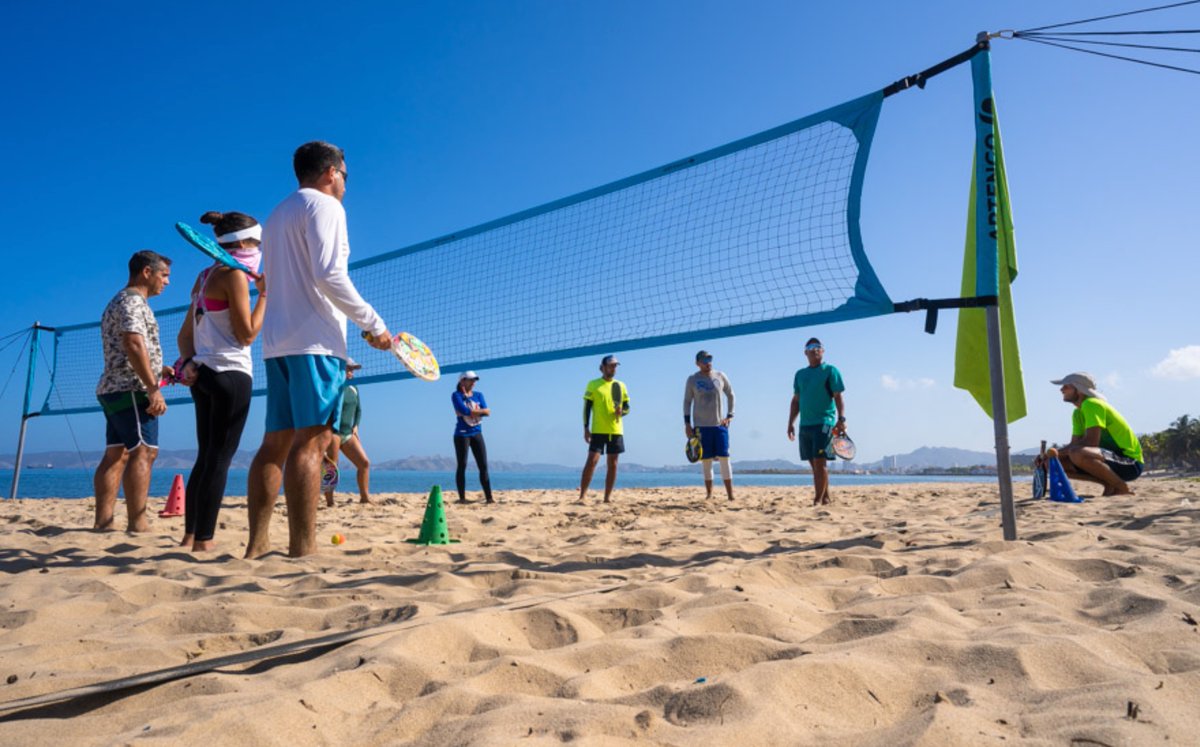 Un fin de semana productivo en Lechería, culmina la clínica deportiva de Beach Tennis realizada por el “Arena Beach Tennis Club” junto a dos grandes entrenadores de la disciplina, Clementina Boccardo y Gustavo Fermín. (📷 vía:hectormejiasfotografia)