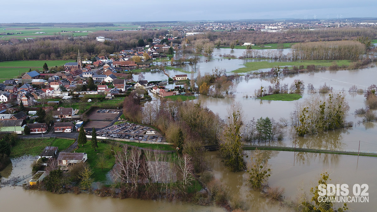 Sdis02's tweet photo. 🔎[ #inondations ]
⚠️ Les sapeurs-#pompiers de l'#Aisne mobilisés concernant la #VigilanceOrange #Crues @meteofrance @VigiMeteoFrance 🟠💦
📷 Images de reconnaissance #drone secteurs de #LaFere et #Condren @SecCivileFrance @Prefet02 @hautsdefrance @PompiersFR @Info_Drone_Sdis https://t.co/flH9nvu3Dw