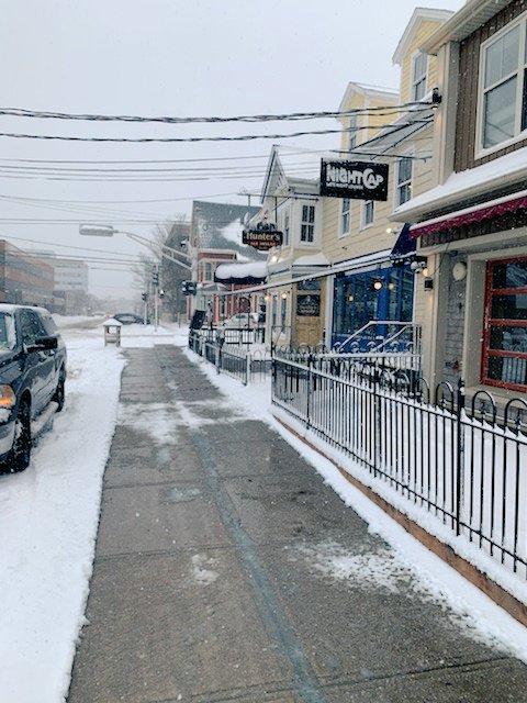 Just a friendly reminder that a little snow never stops Hunter's. Drop in, order online on our website, or download Hunter's app, to enjoy your favourite comfort foods and beers. Available for curbside pickup or delivery! #cleanestsidewalksintown