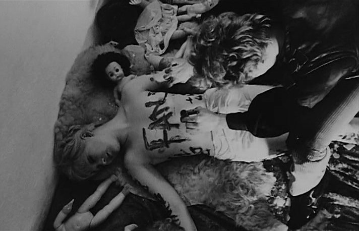 mpotablava's tweet photo. Si el machismo y la toxicidad en pareja fueran una película, sería esta. Quiero entenderlo como una crítica a ello pero me cuesta mucho entre tantas escenas tan estrafalarias, pero así es el cine de Jodorowsky, de todo menos convencional. https://t.co/kbJaS7PTRH