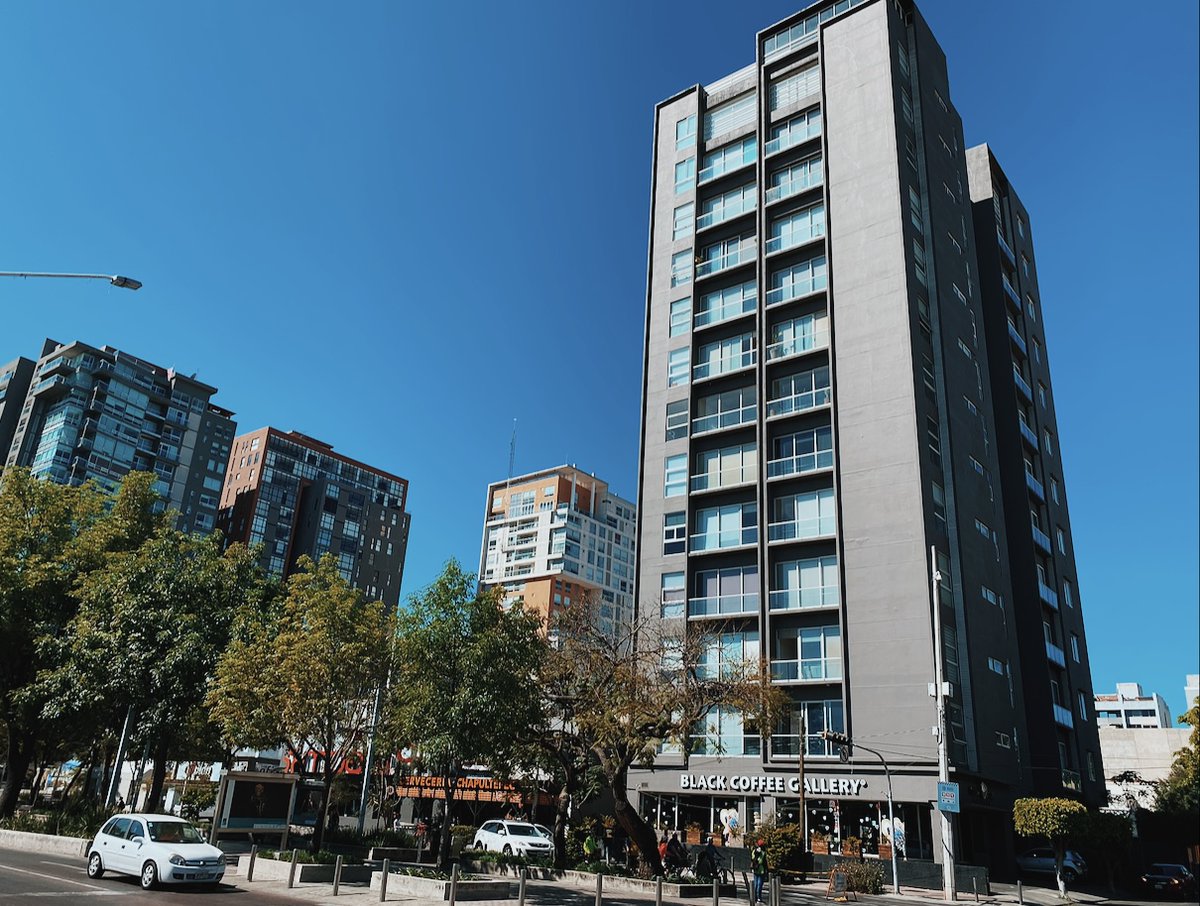 No cabe duda que el color del cielo en #guadalajara es de mis favoritos. #TB de cuando salíamos a tomar fotos en #Chapu cada semana.