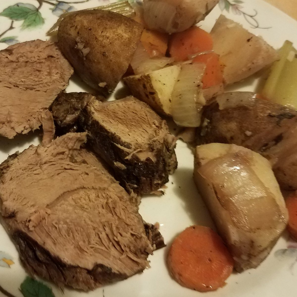 BeccaBesser's tweet photo. Last night's supper, cooked in Mr. Pot: Venison roast and organic veggies.

#instantpot #instantpotduo #venisonroast #organicvegetables #eatinghealthy #deliciousfood https://t.co/ekbDTLwwfL