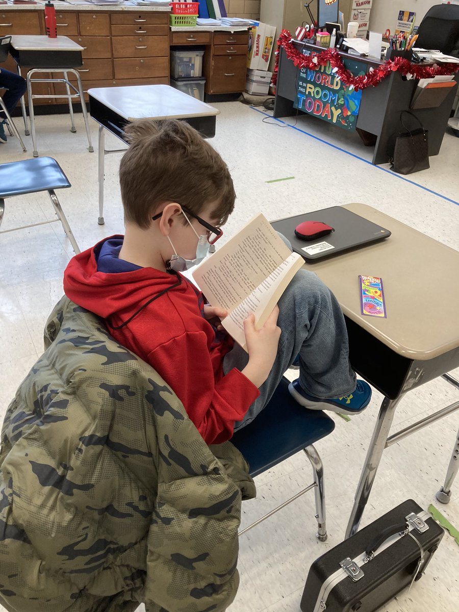 HAYSchoolNorton's tweet image. #NoInternetNoProblem as Mrs. Mallon’s 5th Grade ELA students can read their books. #HAYNation