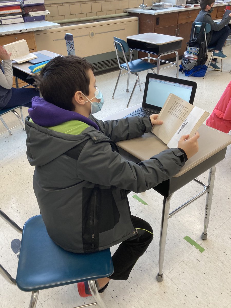 HAYSchoolNorton's tweet image. #NoInternetNoProblem as Mrs. Mallon’s 5th Grade ELA students can read their books. #HAYNation