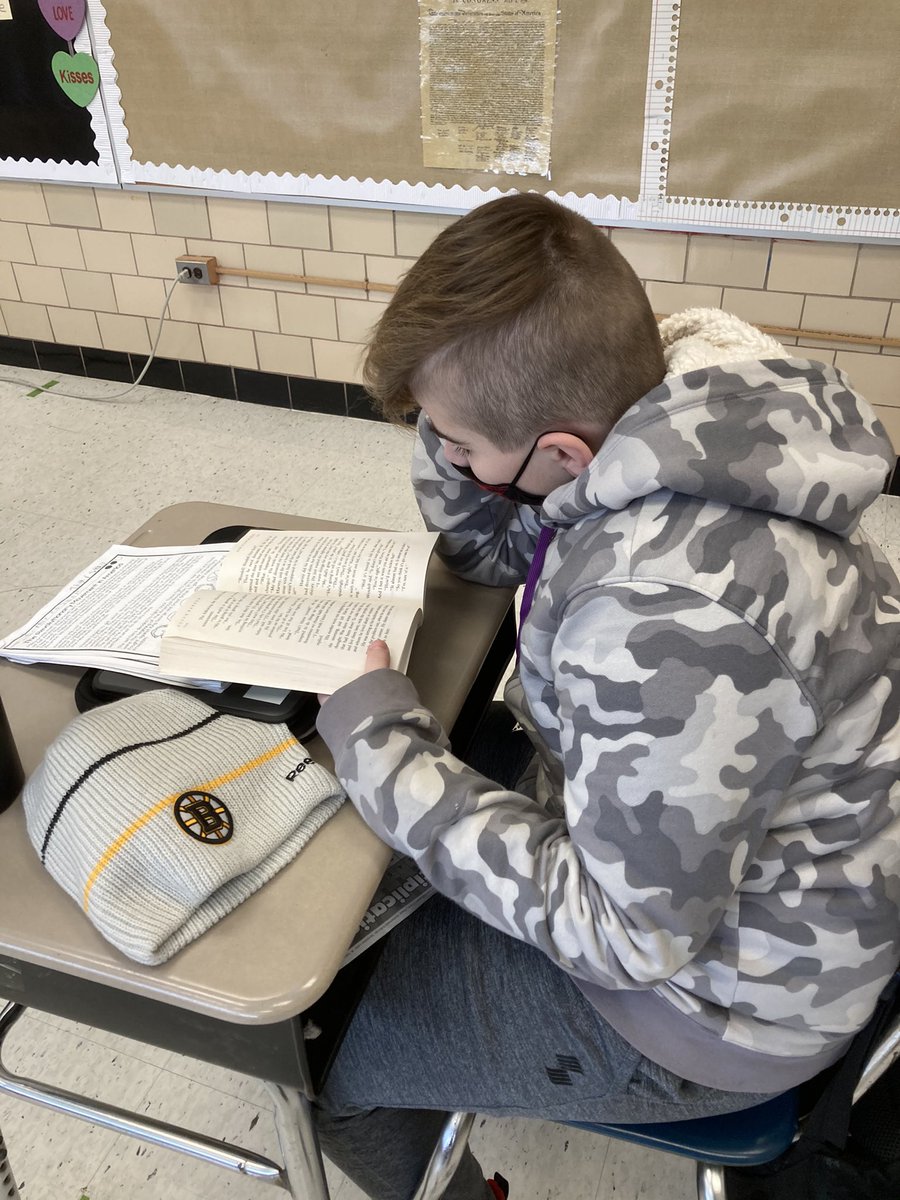 HAYSchoolNorton's tweet image. #NoInternetNoProblem as Mrs. Mallon’s 5th Grade ELA students can read their books. #HAYNation