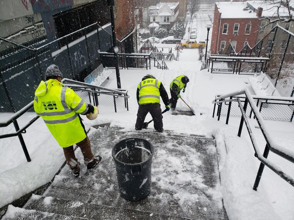 NYC_DOT's tweet photo. As the storm continues so do our crews. NYC DOT crews are out shoveling, salting and plowing our East River Bridges, #NYCPlazas, #StepStreets and overpasses. 

Report snow conditions for tracking purposes via @nyc311 here: https://t.co/KukfX4os8Q https://t.co/focPSOkAt9