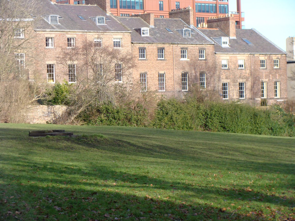 House on the terraces that make up Summerhill Square.  @Old_LowLight  @PJDThomas  @KerryAtkin1
