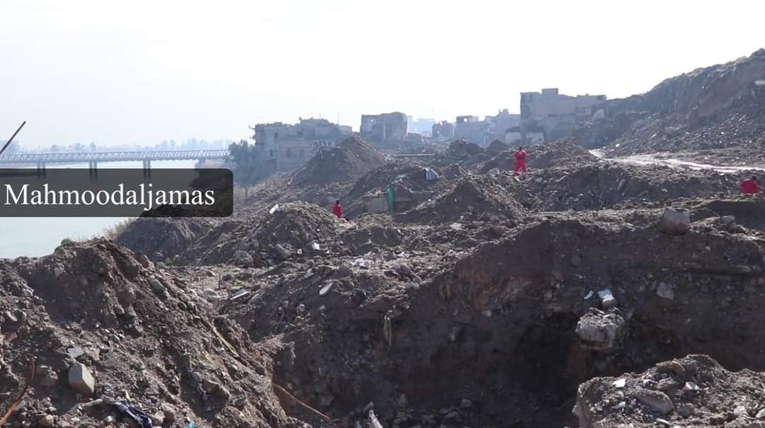 AliBaroodi's tweet photo. Nothing  new, more dead bodies are picked from under the hills of debris in the river side area of the old Town in #mosul. This keeps happening every couple of weeks.
#mosul2021
Photos: Mahmood Al-Jammas https://t.co/zzItcC9JJ9