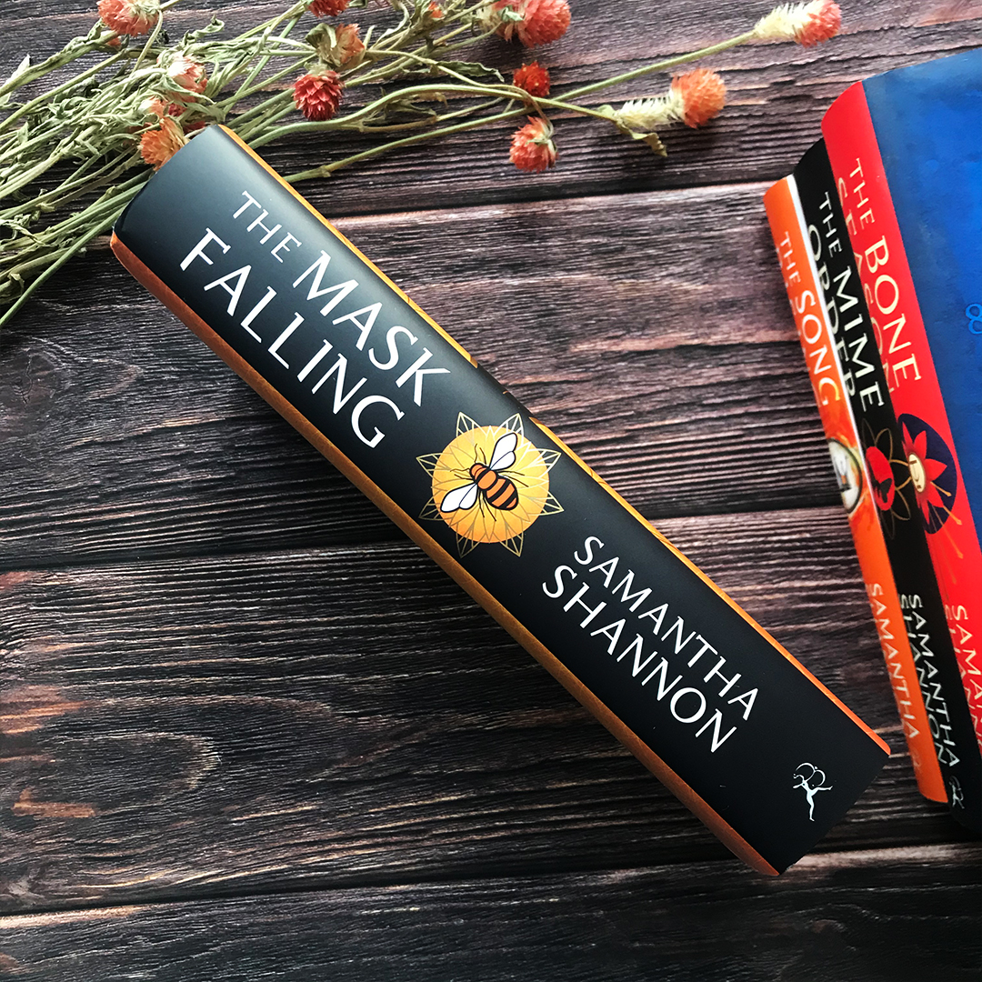 BloomsburyBooks's tweet image. 🎉🎉 Huge congratulations to @say_shannon on THE MASK FALLING reaching #7 on the Sunday Times Hardback Fiction chart!

🐝🐝🐝

“Phenomenal... An unputdownable continuation of the saga” – Waterstones, the best books to look forward to in 2021

#TheBoneSeason #TheMaskFalling