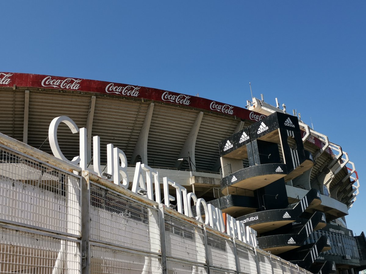 Kaartjes bij River zijn een heel gedoe, daarom moesten we al eerder in de week naar het stadion. Meteen maar even van geprofiteerd door een stadiontour te doen. Veel ouwe meuk, dat zien we graag.