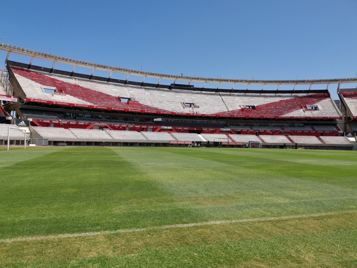 Kaartjes bij River zijn een heel gedoe, daarom moesten we al eerder in de week naar het stadion. Meteen maar even van geprofiteerd door een stadiontour te doen. Veel ouwe meuk, dat zien we graag.