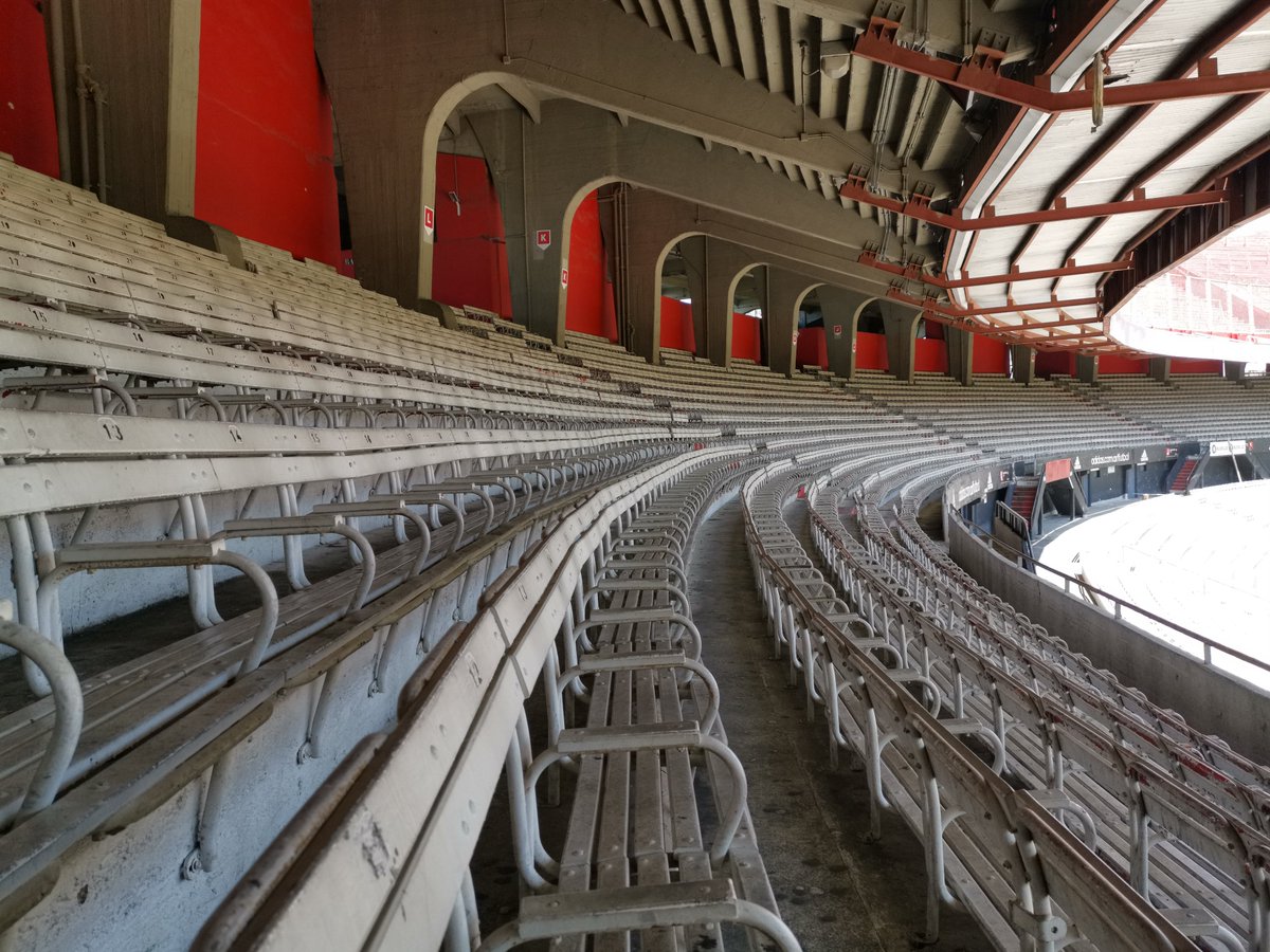 Kaartjes bij River zijn een heel gedoe, daarom moesten we al eerder in de week naar het stadion. Meteen maar even van geprofiteerd door een stadiontour te doen. Veel ouwe meuk, dat zien we graag.