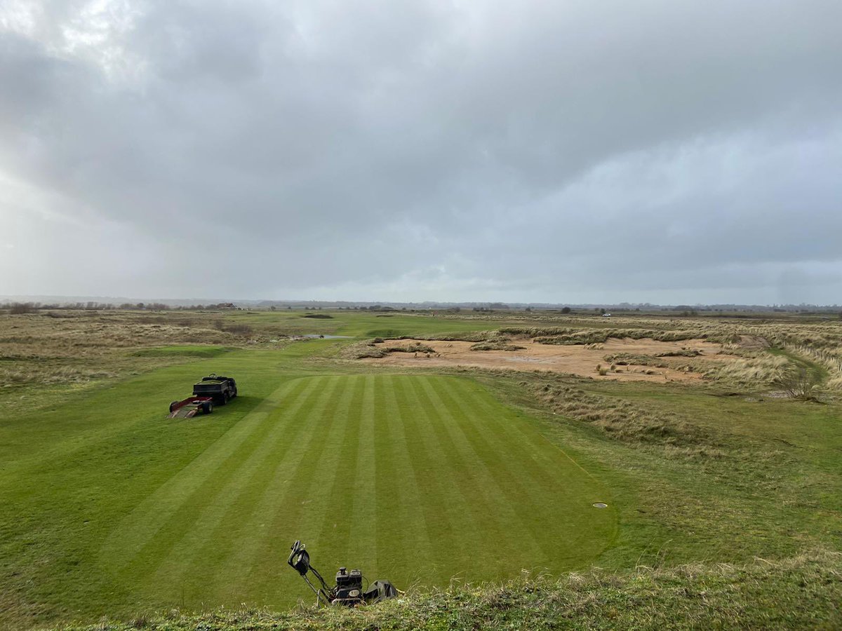 JamesBledge's tweet photo. Wee Stevie driving Wee Siouxsie home after a hard day at #labclub @RCPgolfclub. Nice course walk with @LiamRSG2020 bouncing ideas about and chewing the fat on future projects. Missed fellow Labclubbers @robmcg61 and @seanmclean14. https://t.co/tCFjdukXPW