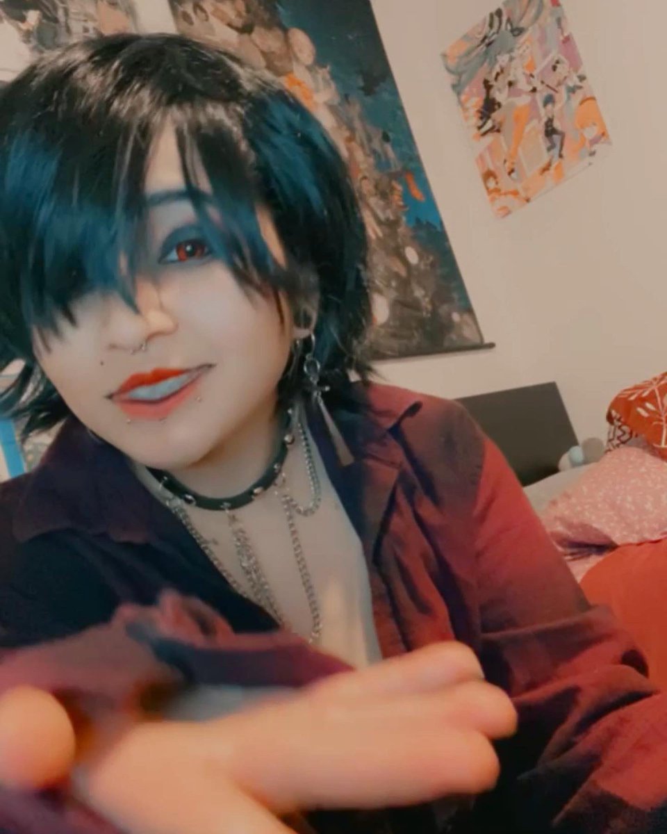 Life_0n_Marz's tweet photo. Vampire hours⏳
.
.
.
#vampire #bloodlust #marceline #marshelllee #adventuretime #cosplay #nonbinary #demoneyes #redeyes https://t.co/qFMHju9yAV