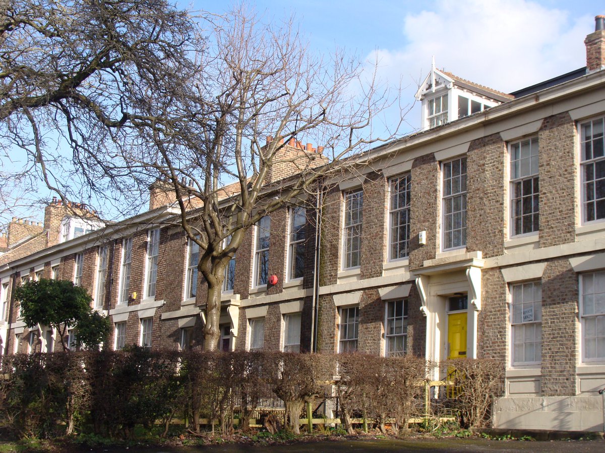 More house on the terraces that make up Summerhill Square  @Old_LowLight  @PJDThomas  @KerryAtkin1