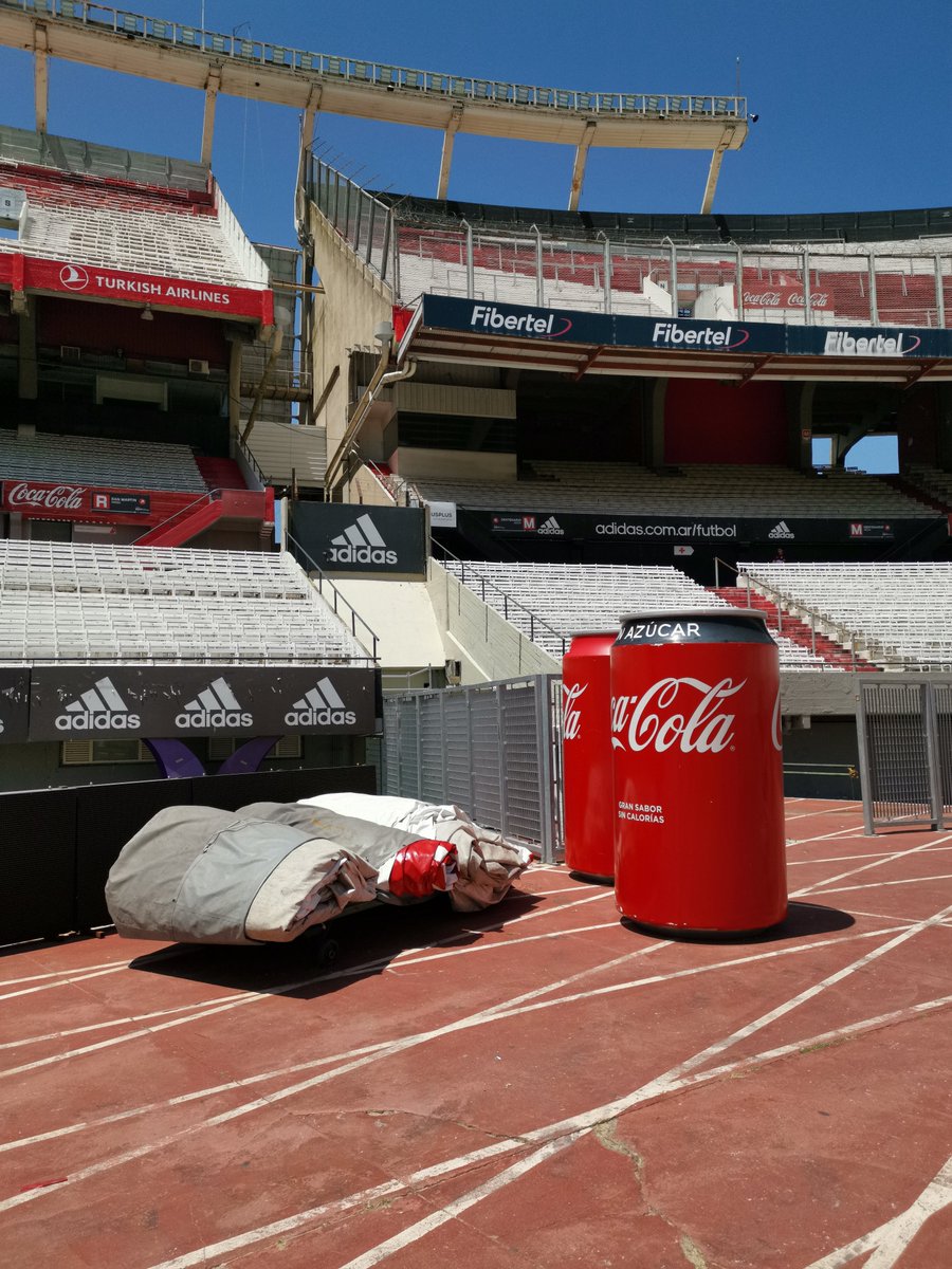 In Argentinië zijn ze gek op Coca-Cola. Bij River was de Amerikaanse multinational overal aanwezig. Geschilderde reclames zijn een van mijn fetisjen, dus dat was genieten.