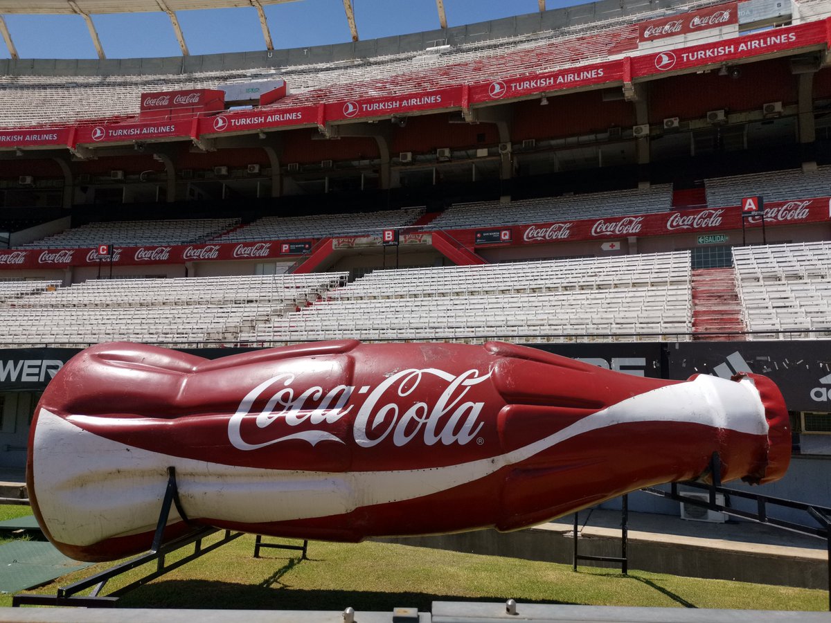 In Argentinië zijn ze gek op Coca-Cola. Bij River was de Amerikaanse multinational overal aanwezig. Geschilderde reclames zijn een van mijn fetisjen, dus dat was genieten.