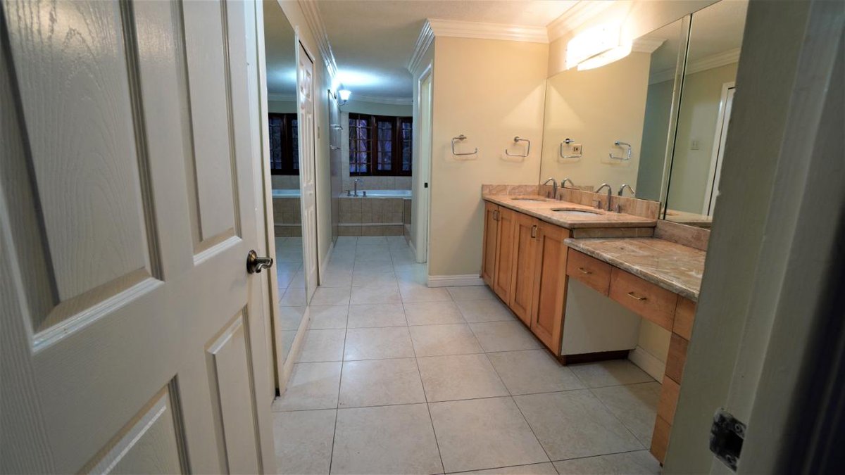 nnboogie's tweet photo. 6 bed 5 bath townhouse for RENT in Paddington enclave of Kingston 6. /1

USD $4,000/Month #realestatealert

DL-0571 https://t.co/Mv938wt5F0