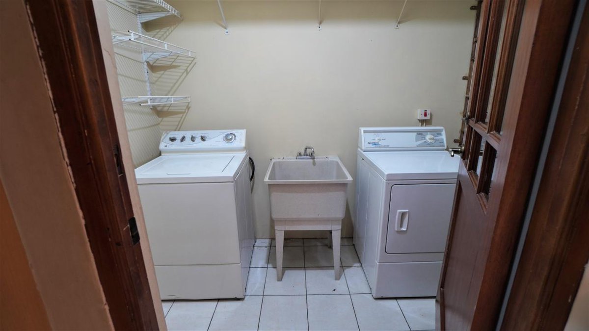 nnboogie's tweet photo. 6 bed 5 bath townhouse for RENT in Paddington enclave of Kingston 6. /1

USD $4,000/Month #realestatealert

DL-0571 https://t.co/Mv938wt5F0